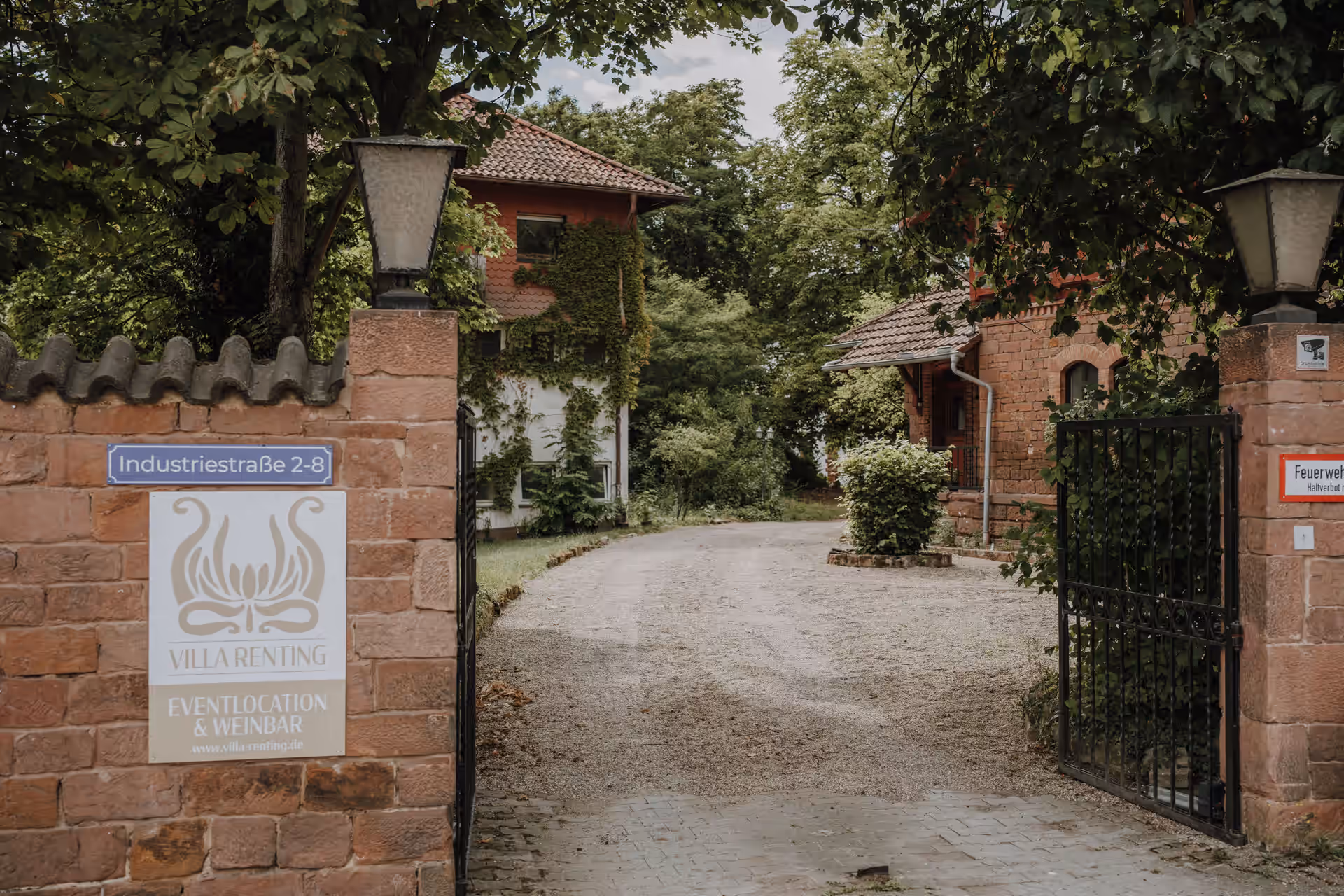 Einfahrt der Villa Renting Eisenberg Pfalz mit Tor und Adressschild Industriestraße 2-B
