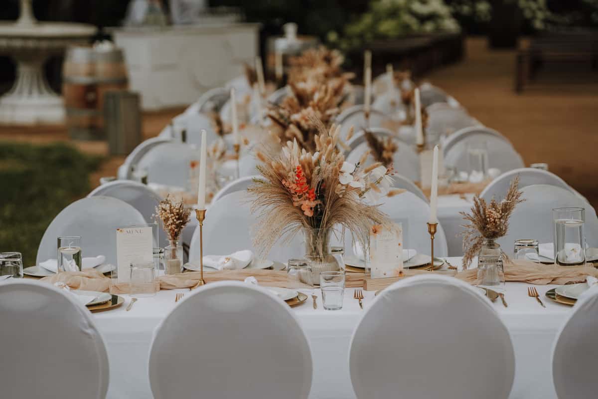 Boho Hochzeitstafel mit Pampasgras im Park der Villa Renting Eisenberg Pfalz