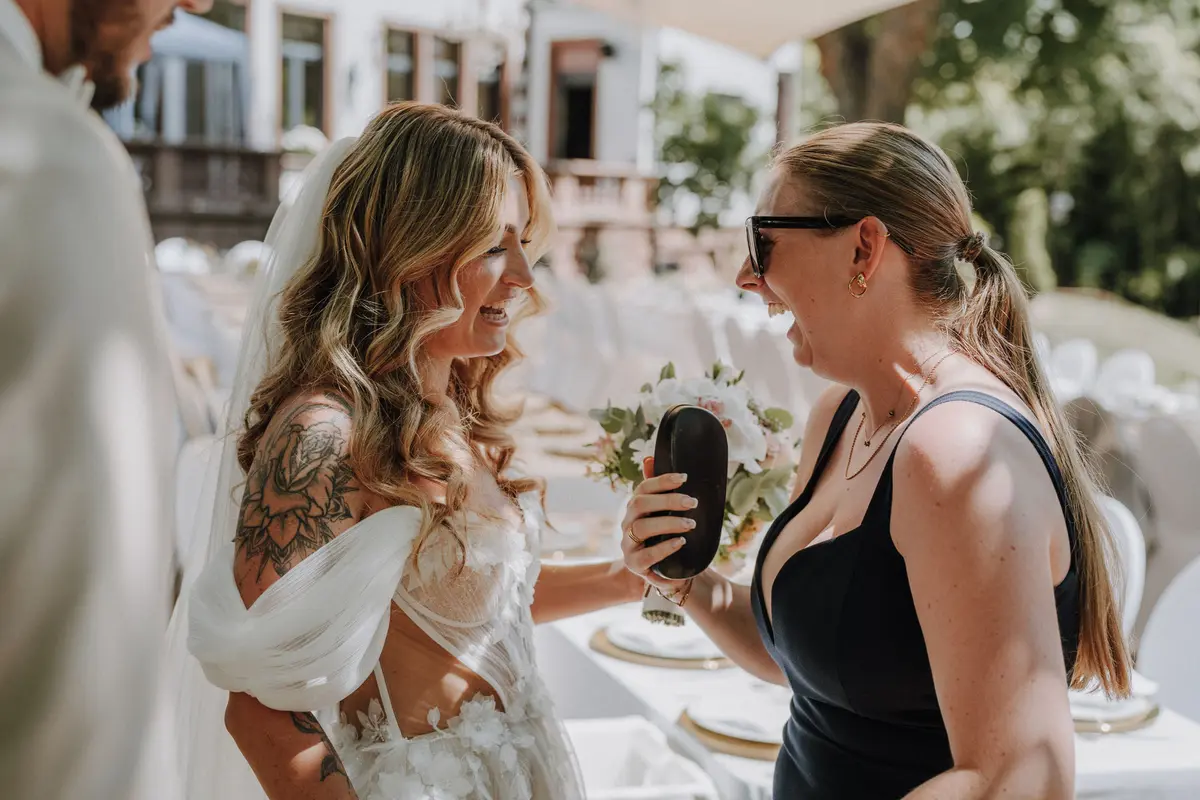 Sommerlich gedeckte Hochzeitstafel im Park — Verfügbarkeit Villa Renting Eisenberg Pfalz