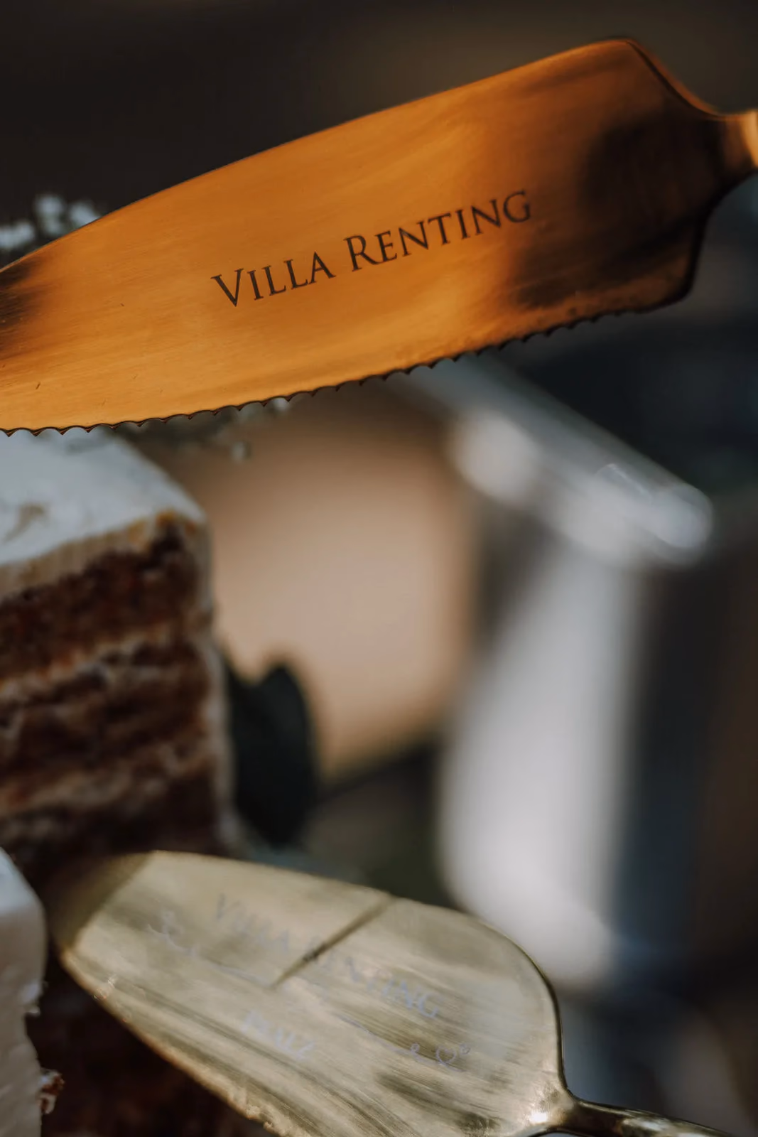 Angeschnittene Hochzeitstorte auf goldenem Teller, Villa Renting Eisenberg Pfalz