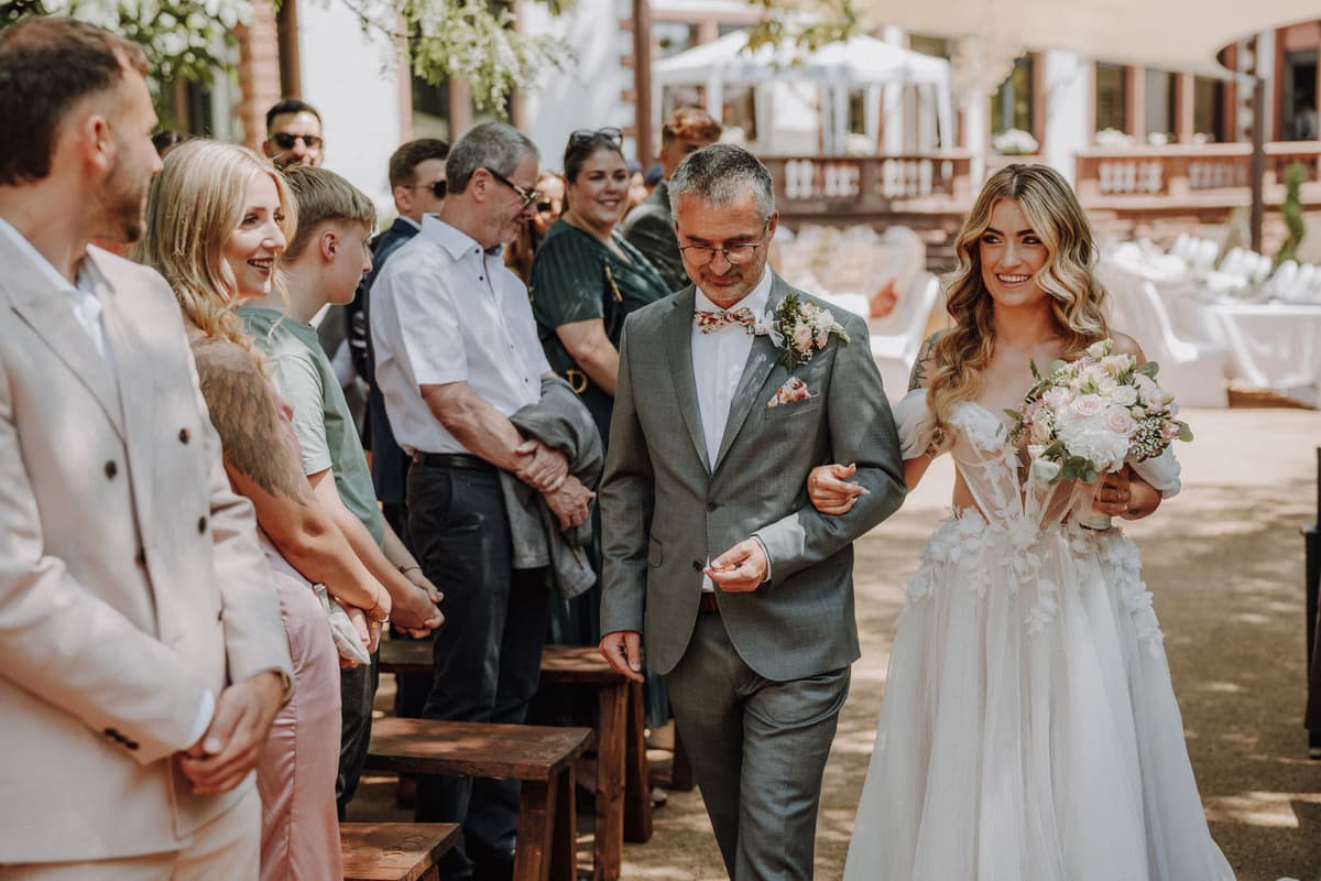 Brautpaar bei der freien Trauung im Park der Villa Renting Eisenberg
