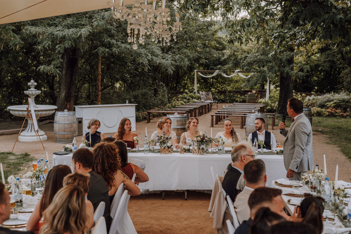 Hochzeitsdinner unter dem Kronleuchter — Villa Renting Eisenberg Pfalz