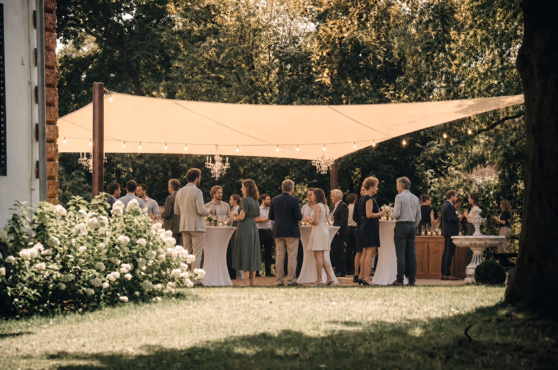Firmenfeier Stehempfang mit Stehtischen im Park der Eventlocation Pfalz Villa Renting Eisenberg