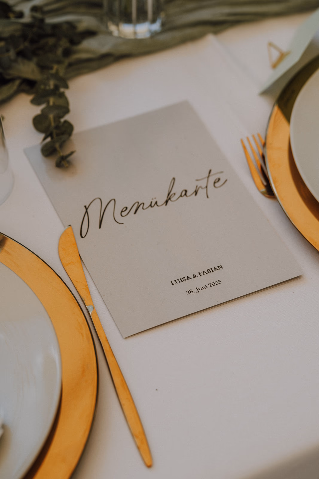 Handgeschriebene Menükarte auf goldenem Gedeck bei einer Hochzeit in der Villa Renting Eisenberg Pfalz
