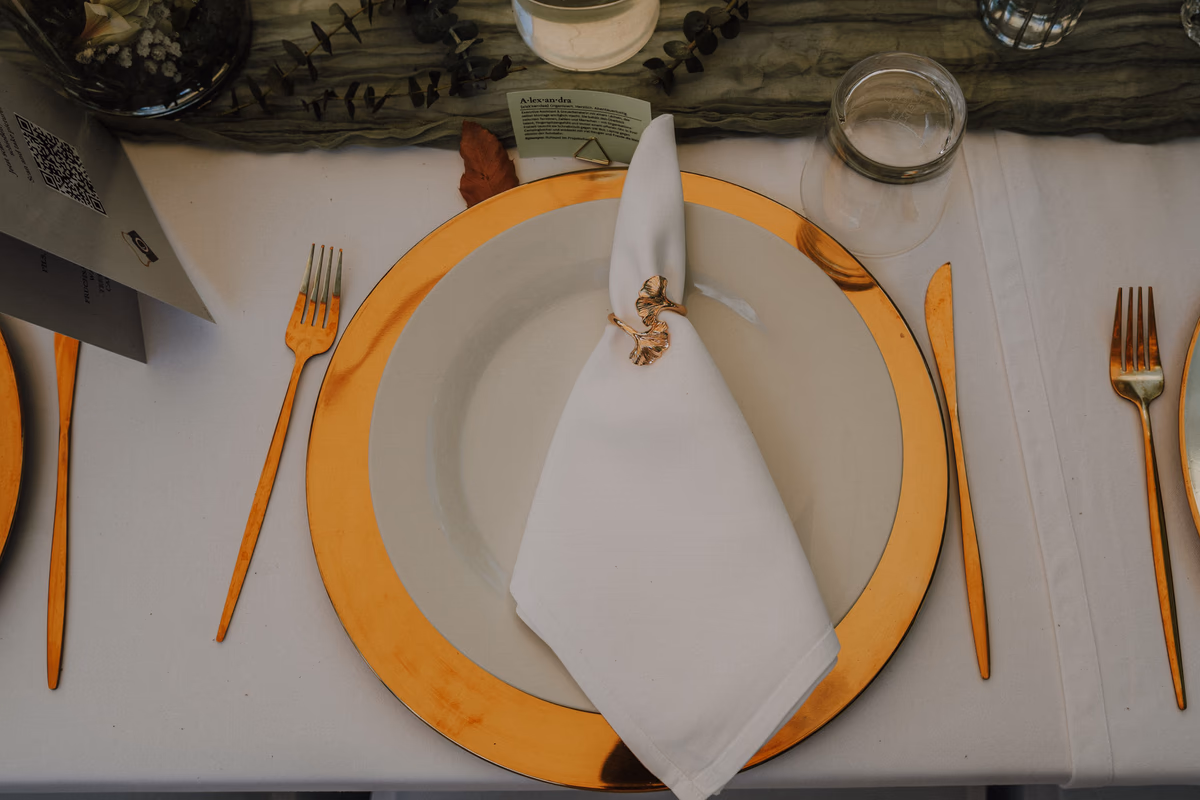 Eingedecktes Gedeck mit Serviette und Platzkarte bei einer Hochzeit in der Villa Renting Eisenberg Pfalz