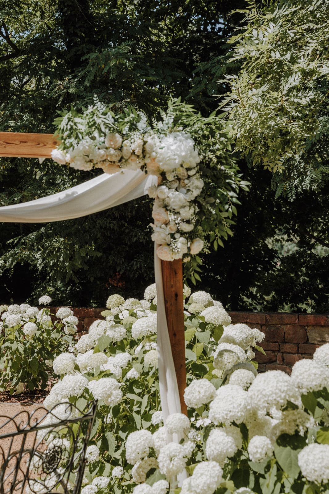 Traubogen mit weißen Blumen und Hortensien im Garten der Villa Renting Eisenberg Pfalz