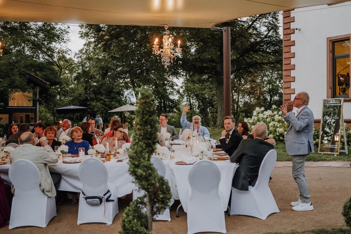 Open-Air-Dinner Sommer überdachter Außenbereich Villa Renting Pfalz Hochzeitstafel