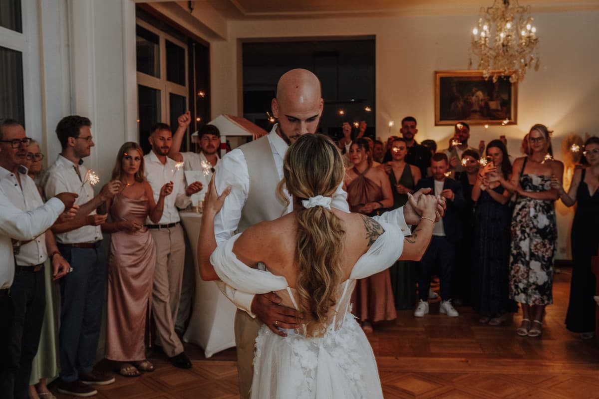 Gäste tanzen Hochzeit Villa Renting überdachter Außenbereich Pfalz Heidelberg