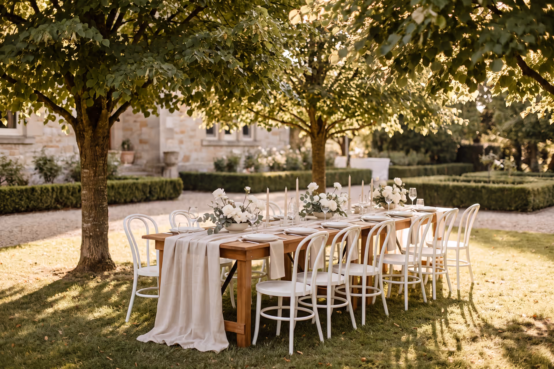 Kleine Tafel im Grünen für wenige Gäste — kleine Hochzeit planen Villa Renting Eisenberg Pfalz
