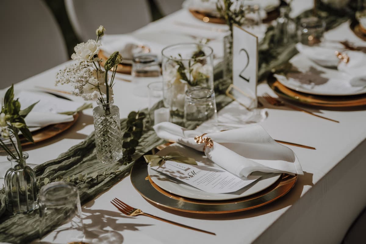 Dekokonzept zeitlose Eleganz auf der Hochzeitstafel Villa Renting Eisenberg