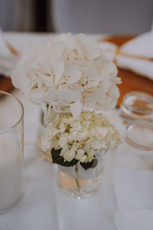 Blumenarrangement auf der Hochzeitstafel