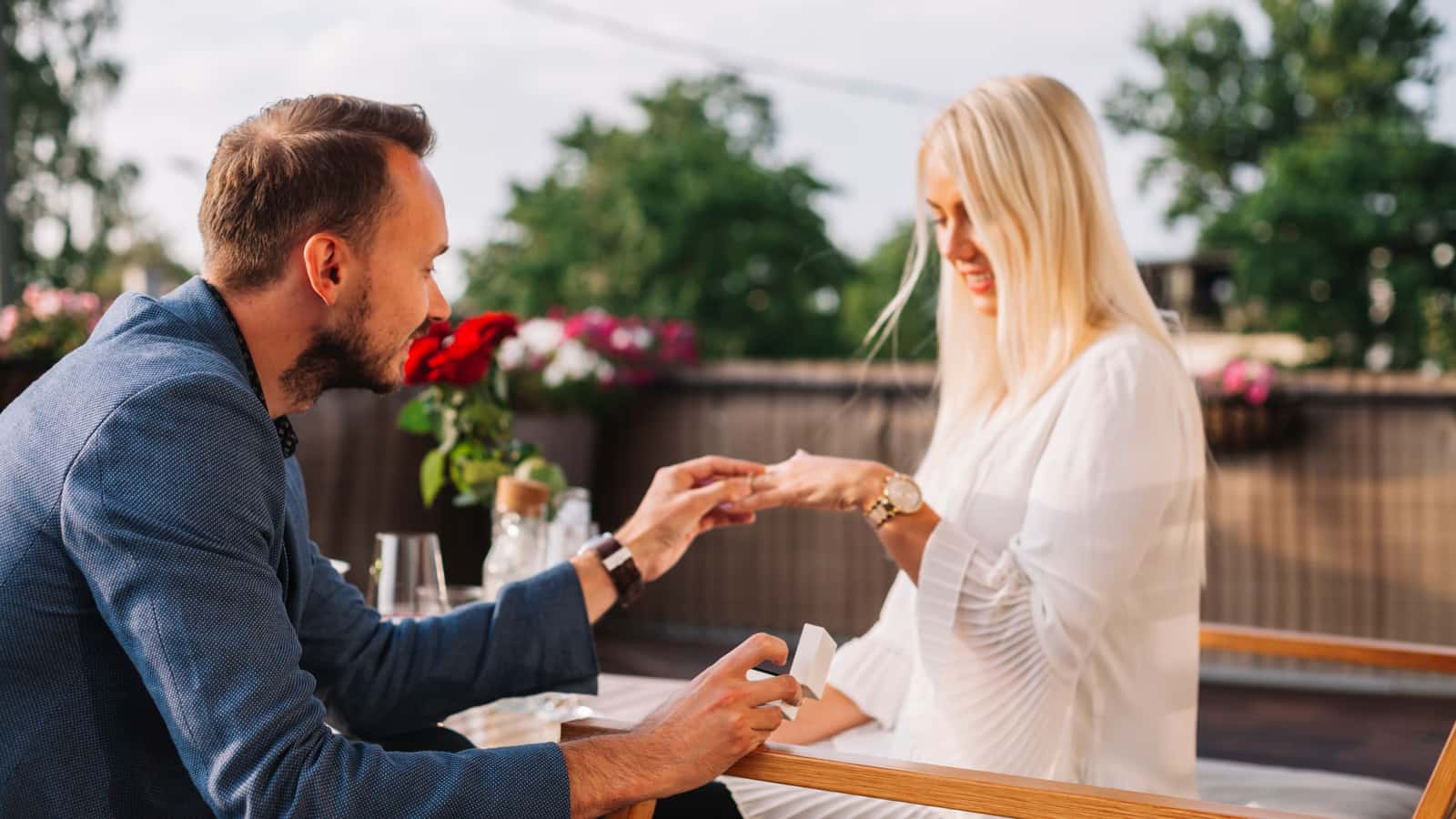 Heiratsantrag Ideen draußen — Paar im Park Villa Renting Eisenberg Pfalz