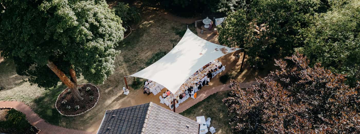 Heiratsantrag Text — Paar bei Verlobung im Park Villa Renting Eisenberg Pfalz
