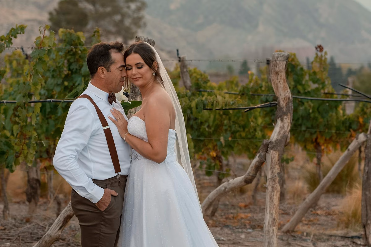 Heiratsantrag in der Pfalz zwischen Weinbergen bei Sonnenuntergang