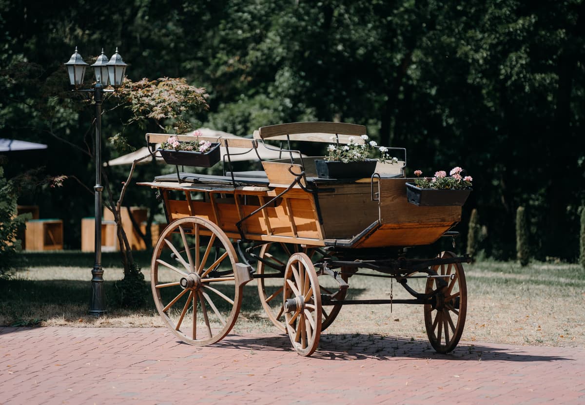 Historische Hochzeitskutsche auf dem gepflasterten Weg im Park der Villa Renting Eisenberg Pfalz