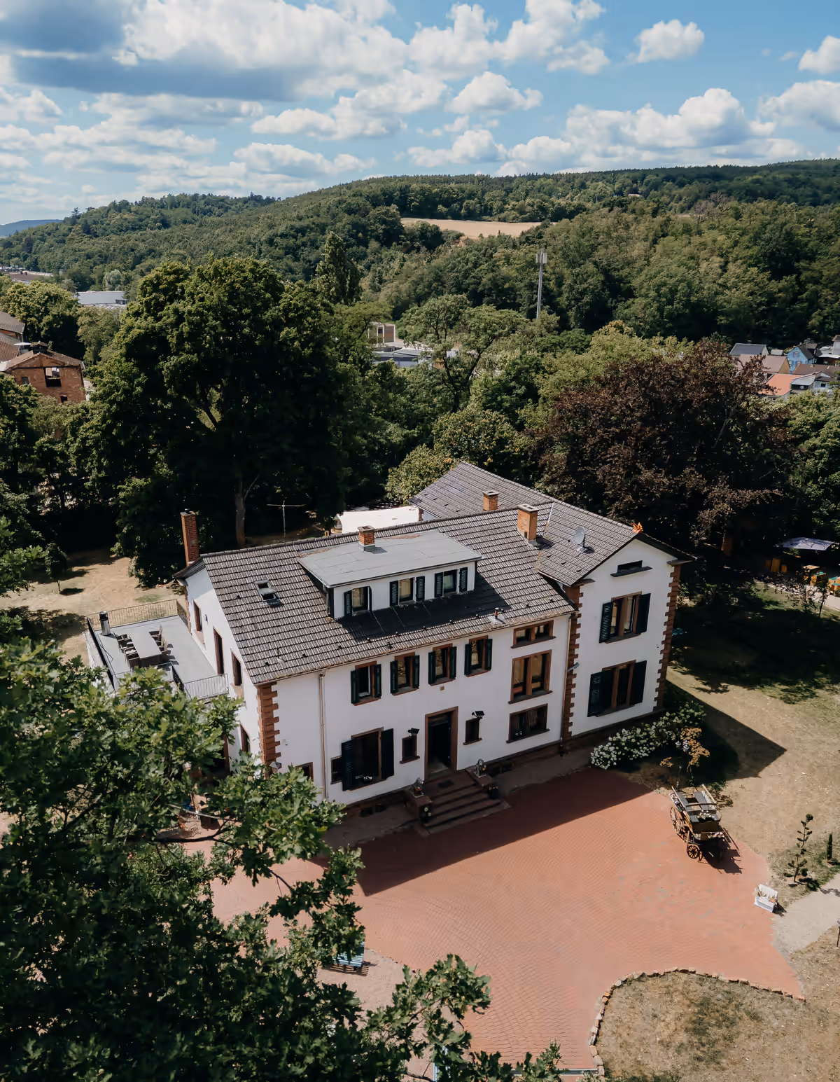Villa Renting Eisenberg Pfalz von oben mit Pfälzer Hügeln im Hintergrund