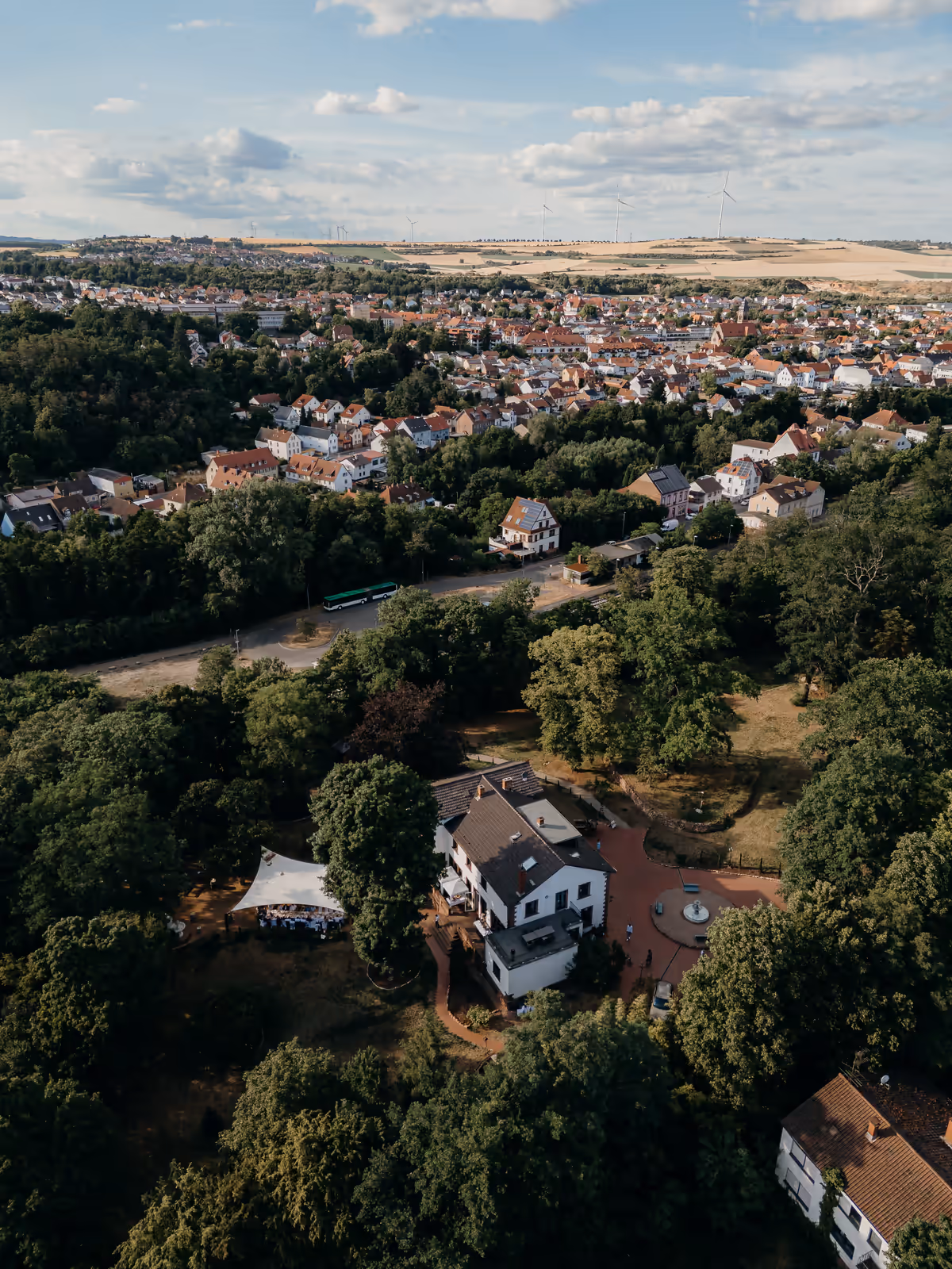 Abendlicht über der Villa Renting Eisenberg Pfalz und dem umliegenden Park