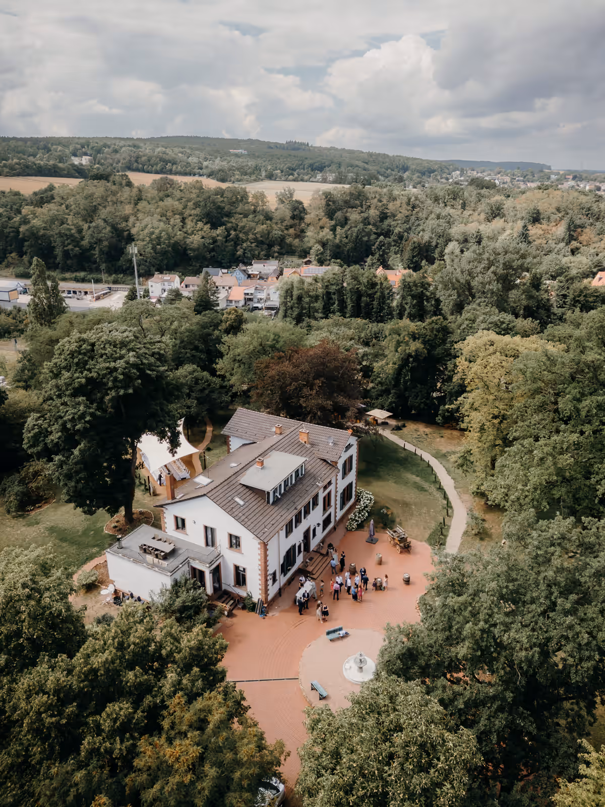 Luftbild des 14.000 m² Parks der Villa Renting Eisenberg Pfalz von oben
