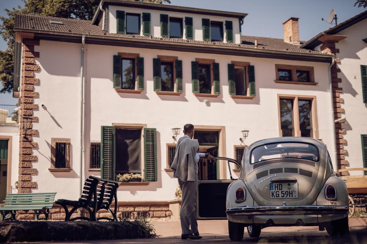 Oldtimer VW Käfer vor der Villa Renting Eisenberg Pfalz mit grünen Fensterläden