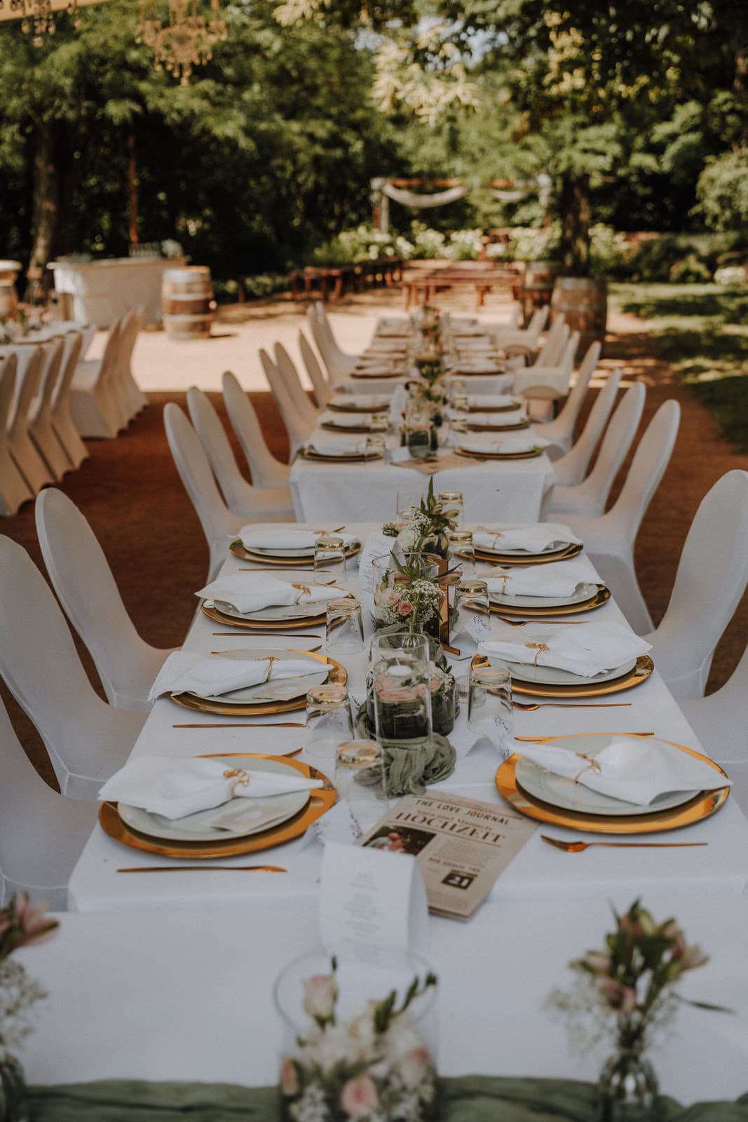 Lange Hochzeitstafeln mit voller Bestuhlung im überdachten Außenbereich der Villa Renting Eisenberg Pfalz — Dinner mit großer Gesellschaft