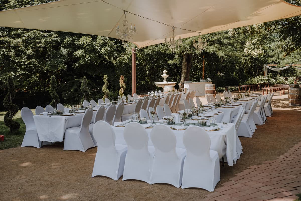 Kronleuchter im überdachten Außenbereich Villa Renting Eisenberg im Abendlicht — Hochzeit draußen bei gedimmtem Licht