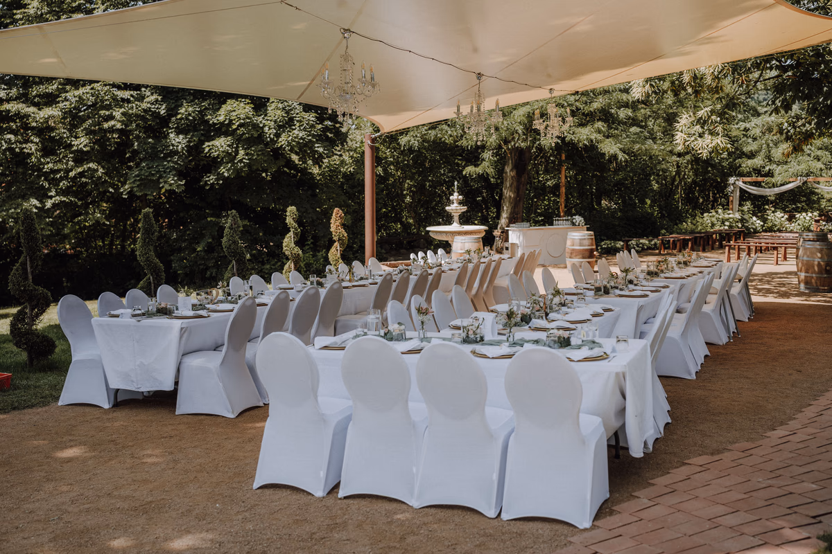 Kronleuchter im überdachten Außenbereich Villa Renting Eisenberg im Abendlicht — Hochzeit draußen bei gedimmtem Licht