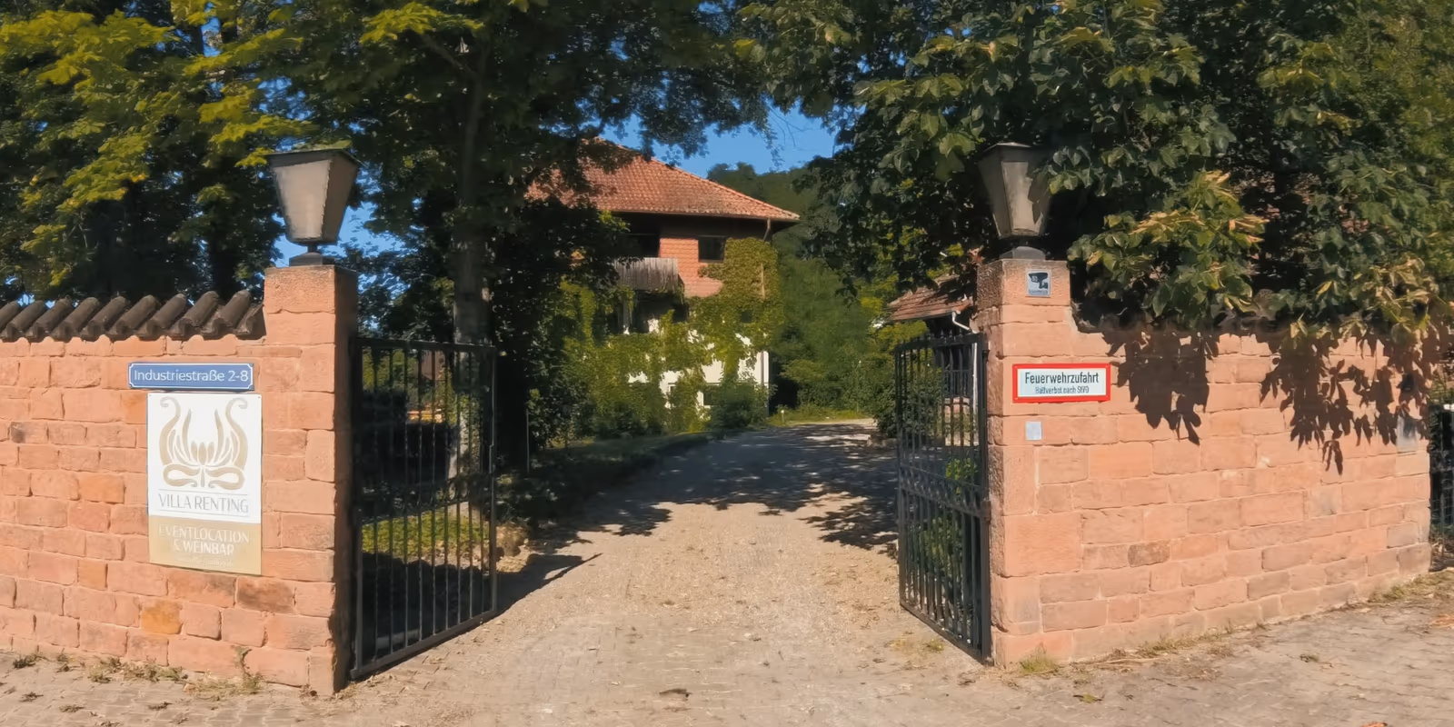 360-Grad-Rundgang durch die Villa Renting Eisenberg Pfalz — Start am Tor mit Blick auf die Auffahrt