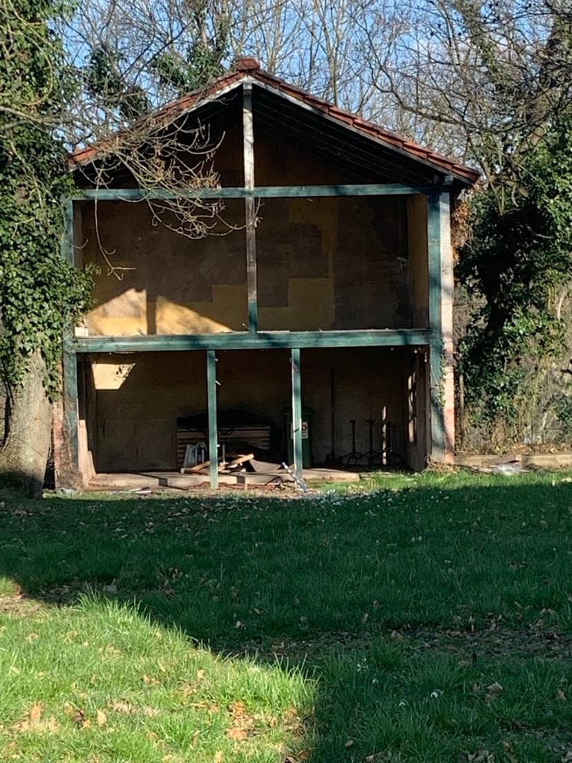 Altes Gartenhaus im Park der Villa Renting Eisenberg Pfalz vor der Renovierung