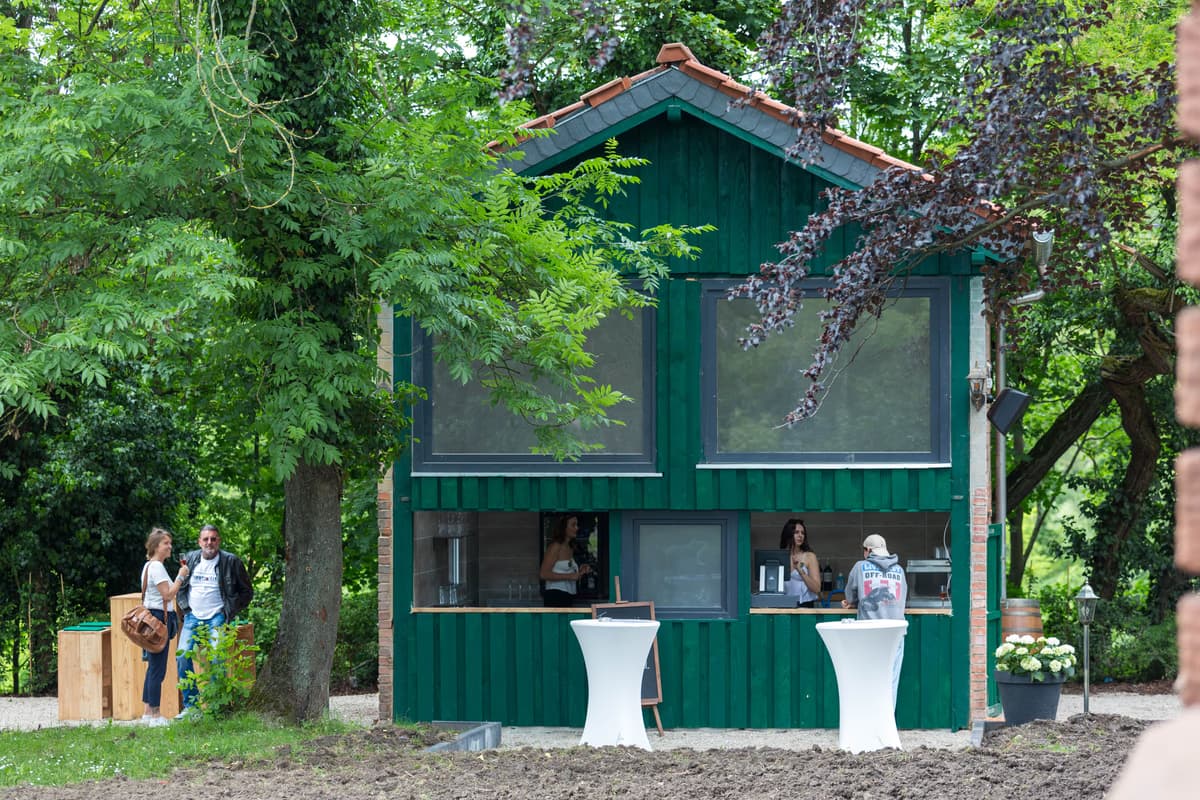 Renoviertes Gartenhaus als Park-Bar der Villa Renting Eisenberg Pfalz