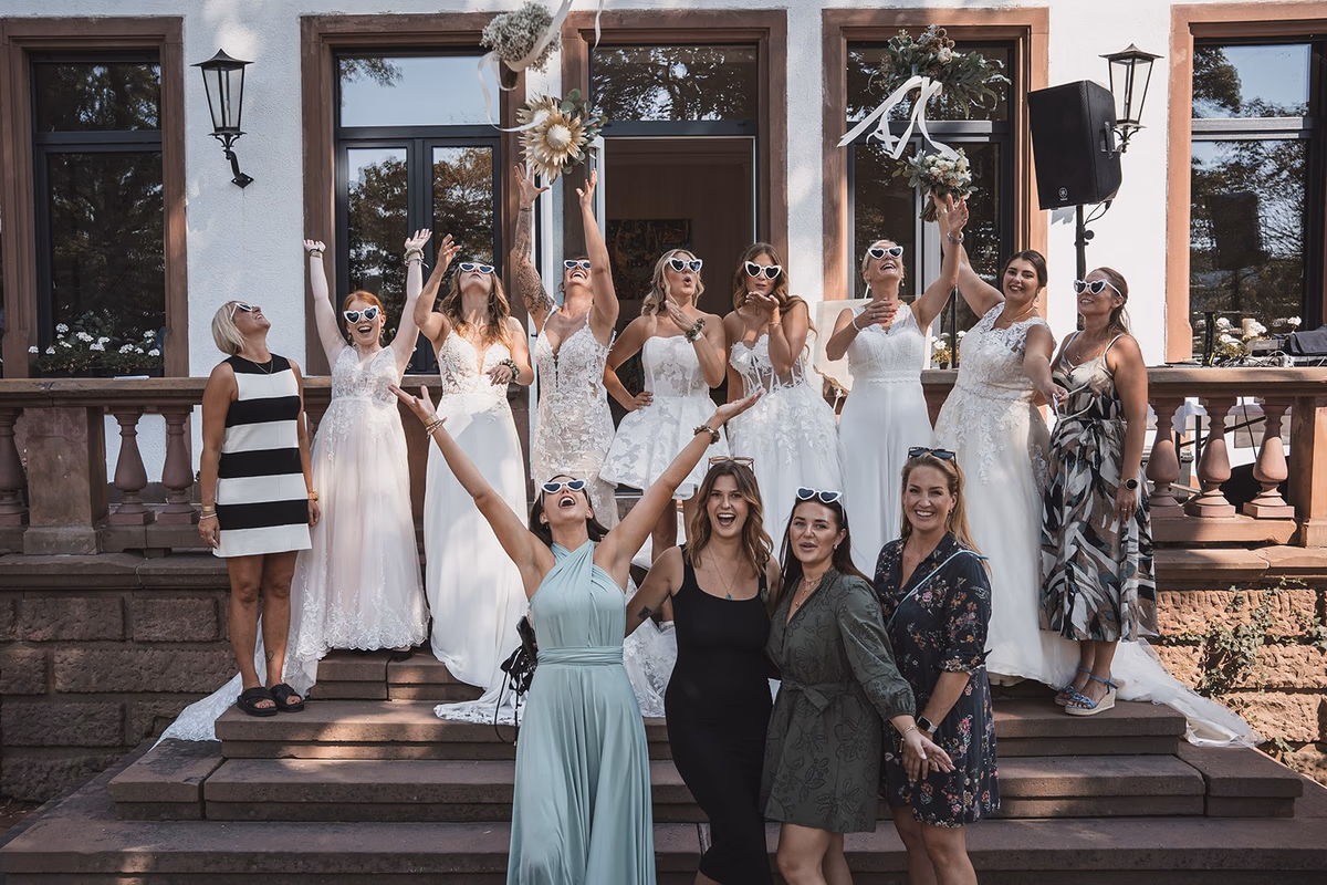 One of the hosts with brides on the staircase of Villa Renting Eisenberg, Palatinate