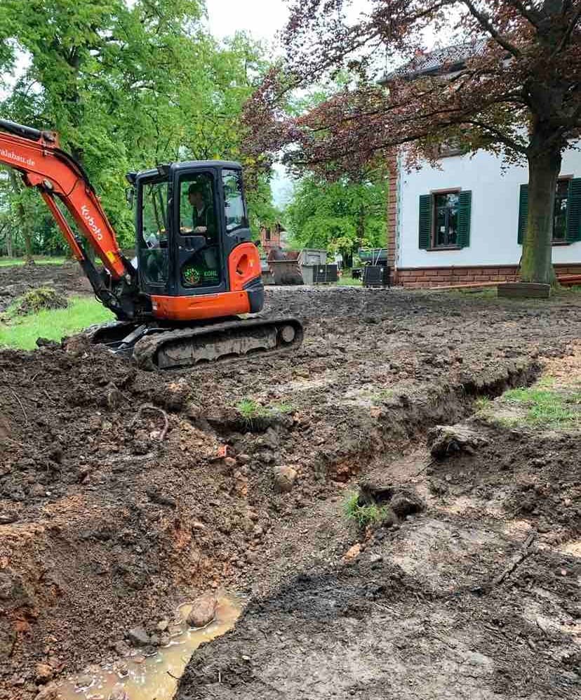 Bagger bei Erdarbeiten im Park der Villa Renting Eisenberg Pfalz