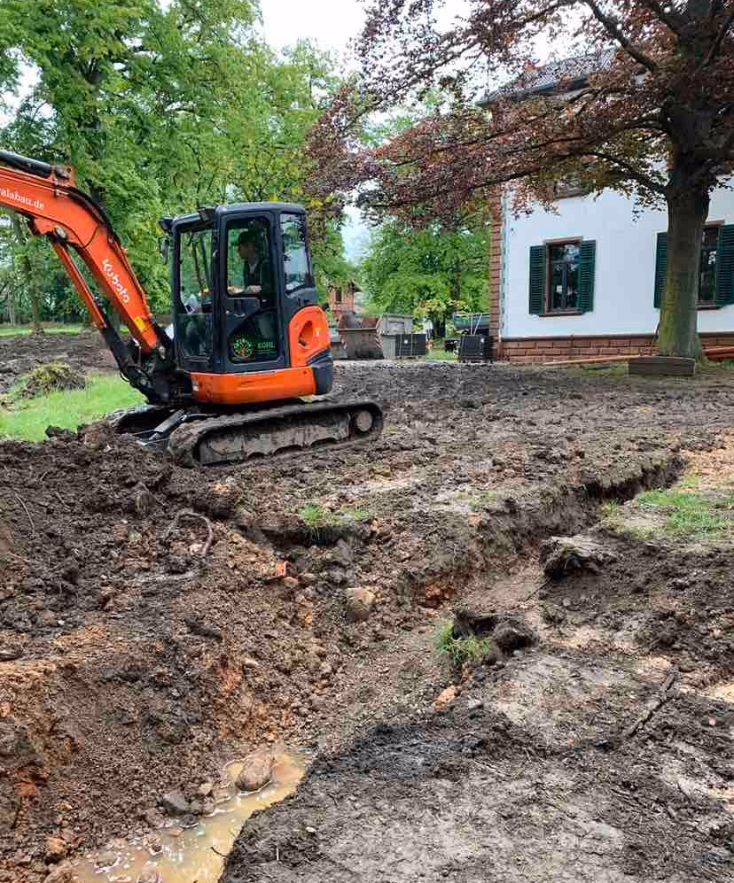 Bagger bei Erdarbeiten im Park der Villa Renting Eisenberg Pfalz