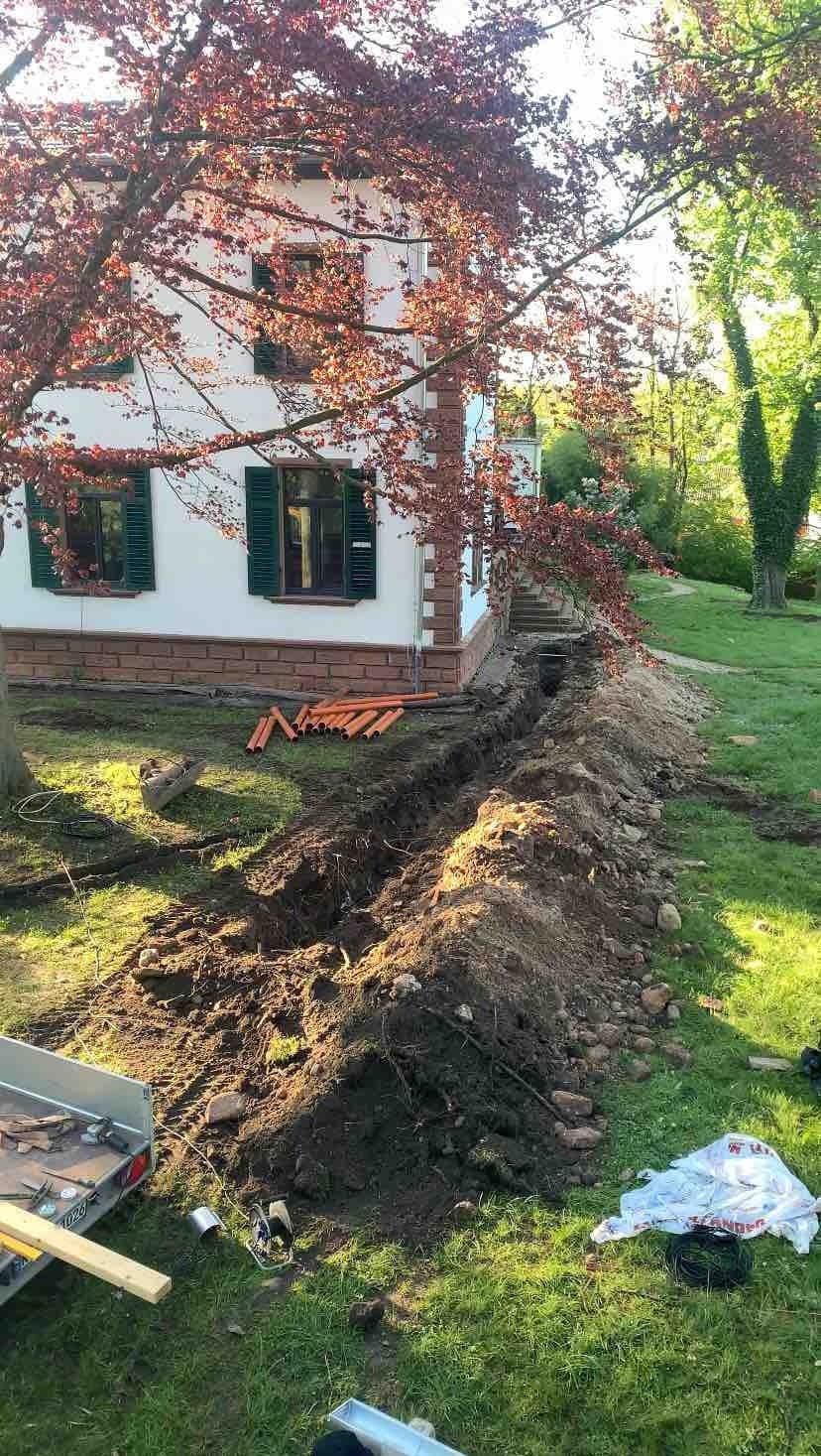Neue Leitungen im Park der Villa Renting Eisenberg Pfalz bei der Renovierung