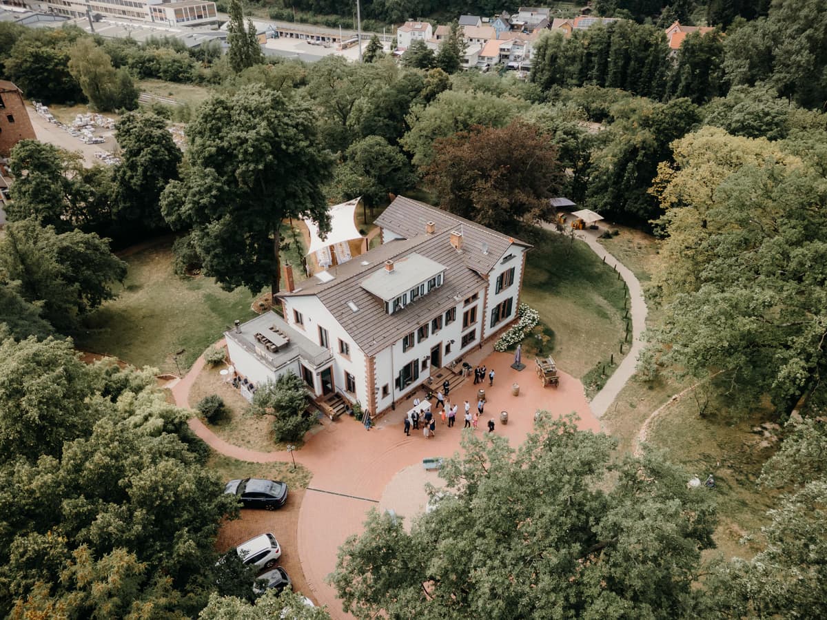 Luftaufnahme der Villa Renting Eisenberg Pfalz mit 14000 Quadratmeter Park
