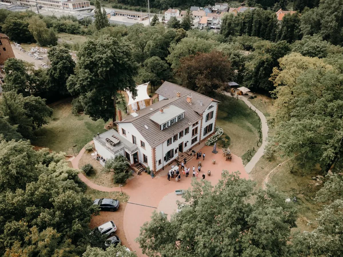 Luftaufnahme der Villa Renting im 14.000 m² Park — FAQ Eisenberg Pfalz