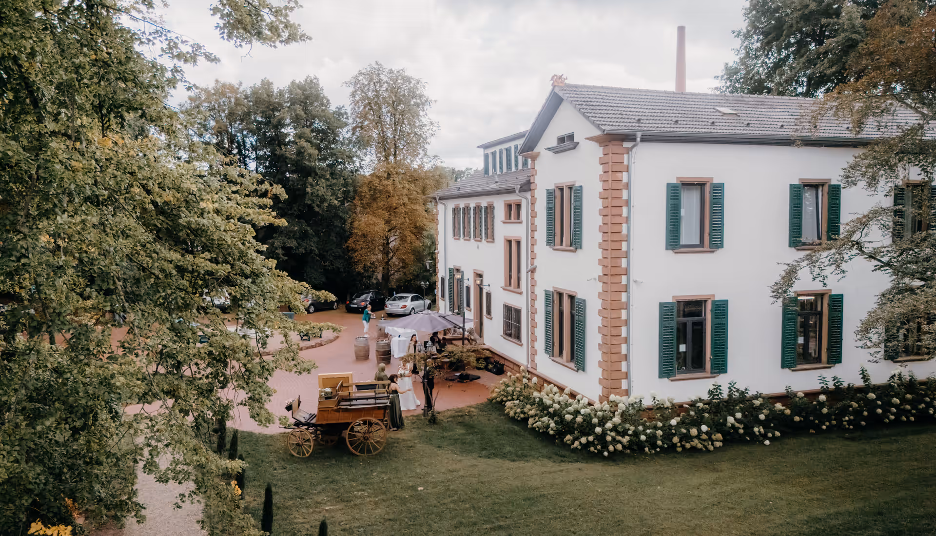 Villa Renting Eisenberg Pfalz von außen mit Park, Hochzeitskutsche und Hortensien