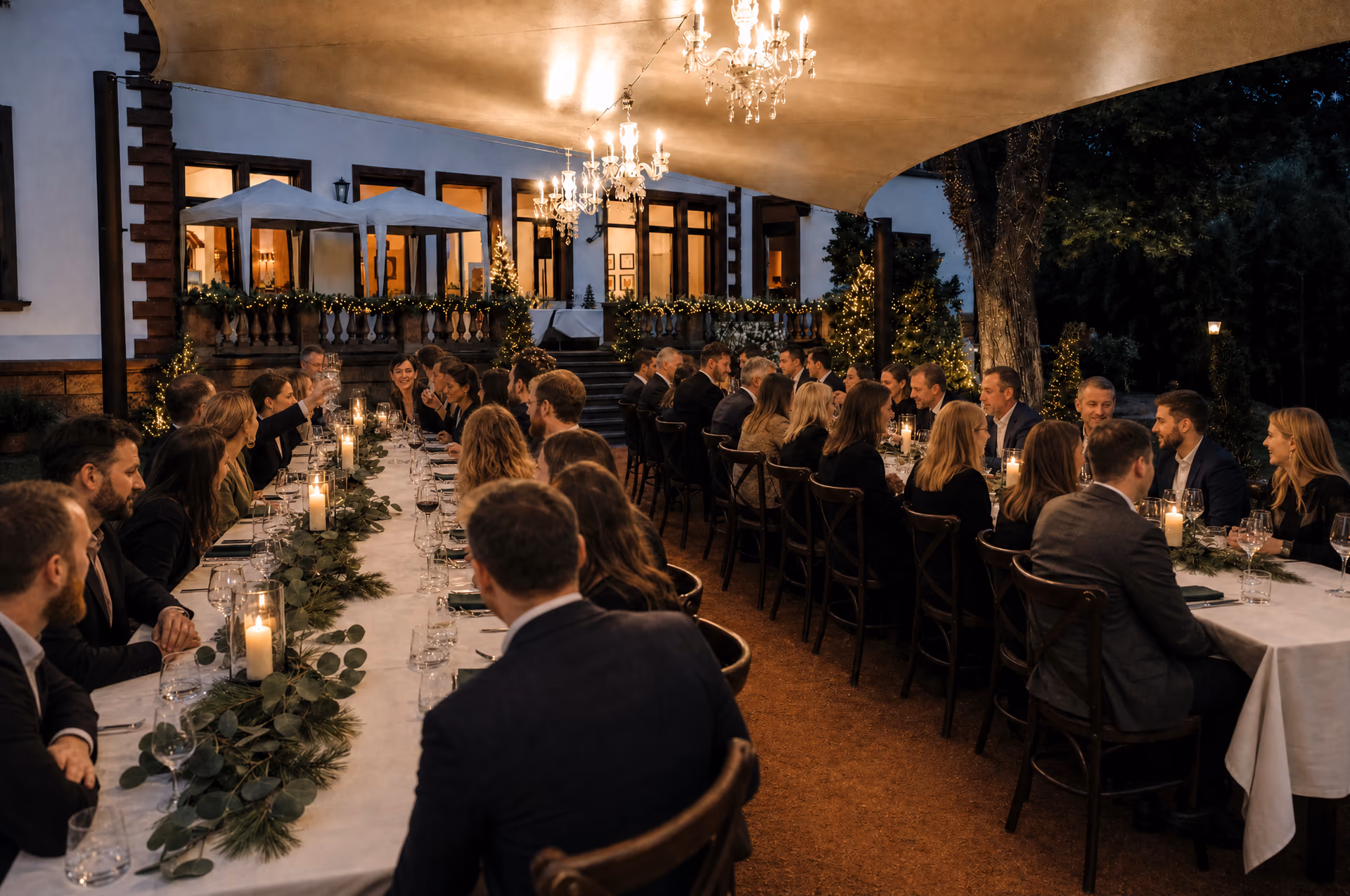 Weihnachtsfeier Firma festlich eingedeckte Tafel unter Kronleuchtern Villa Renting Eisenberg Pfalz