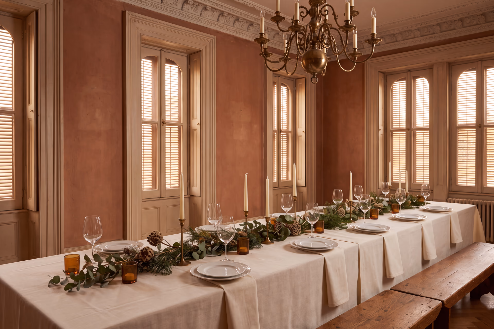 Lange Firmentafel mit Tannengrün und Kerzen im Salon der Villa Renting Eisenberg Pfalz