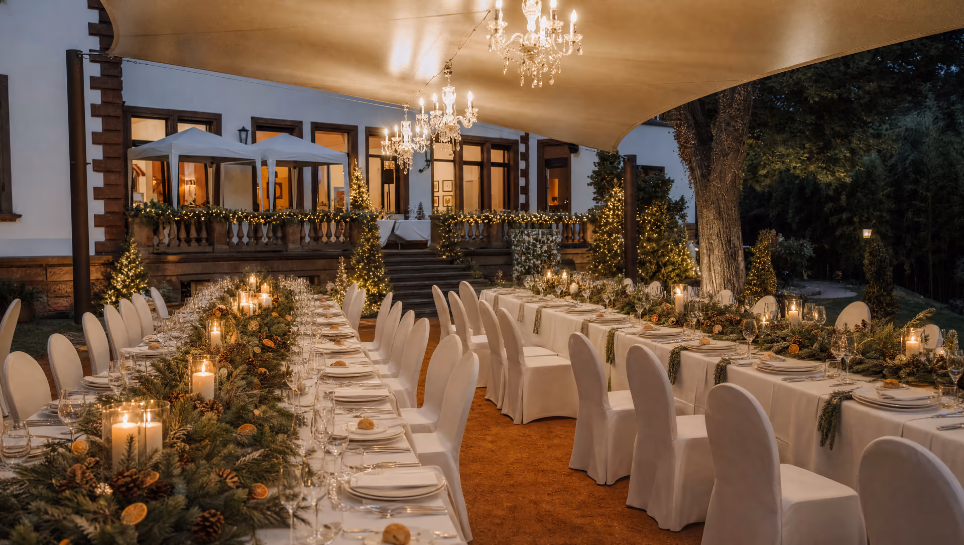 Festlich gedeckte Adventstafel mit Tannengrün und Kerzen unter Kronleuchtern — Weihnachtshochzeit in der Villa Renting Eisenberg Pfalz