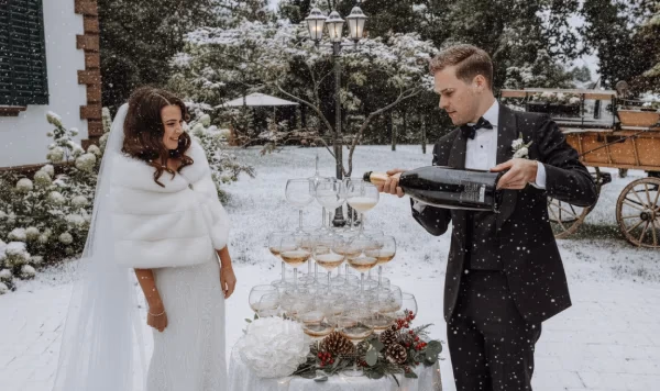 Freie Trauung bei einer Winterhochzeit im Kerzenlicht — Villa Renting Eisenberg Pfalz
