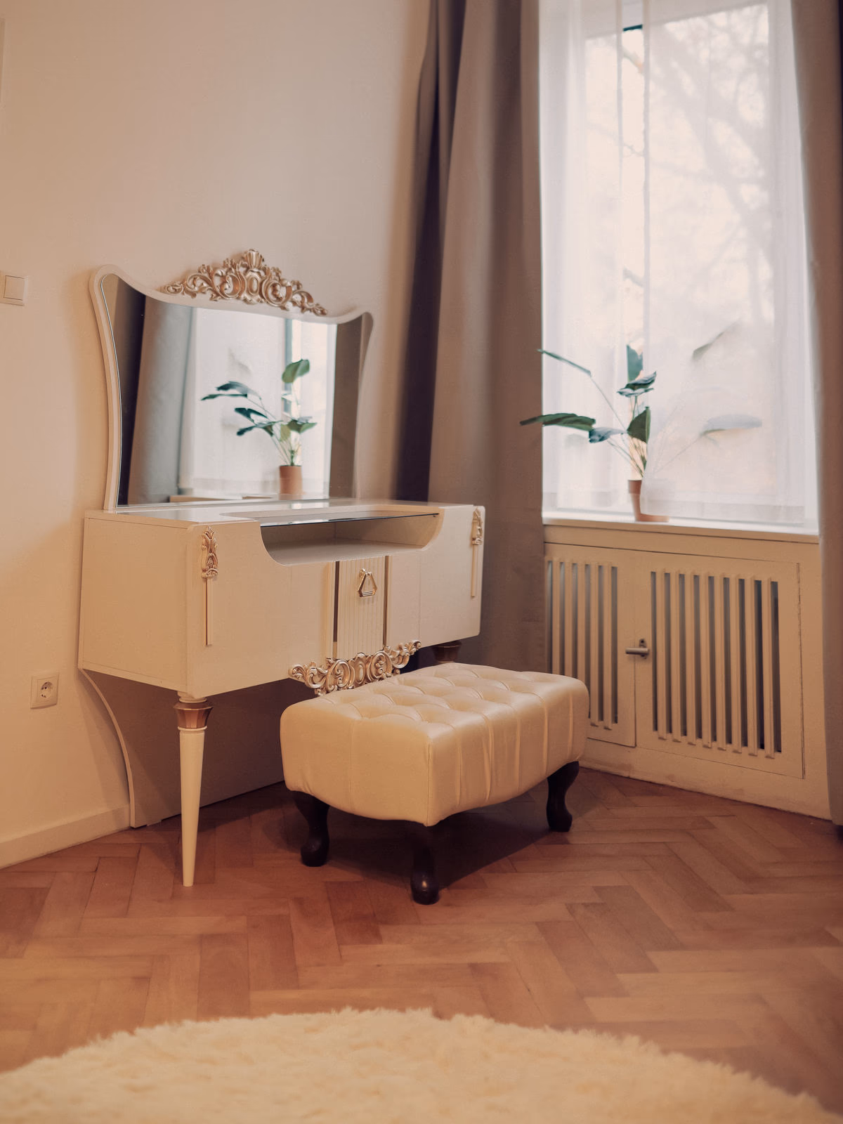 Frisierkommode mit verziertem Spiegel und cremefarbenem Hocker in der Hochzeitssuite, Villa Renting Eisenberg Pfalz
