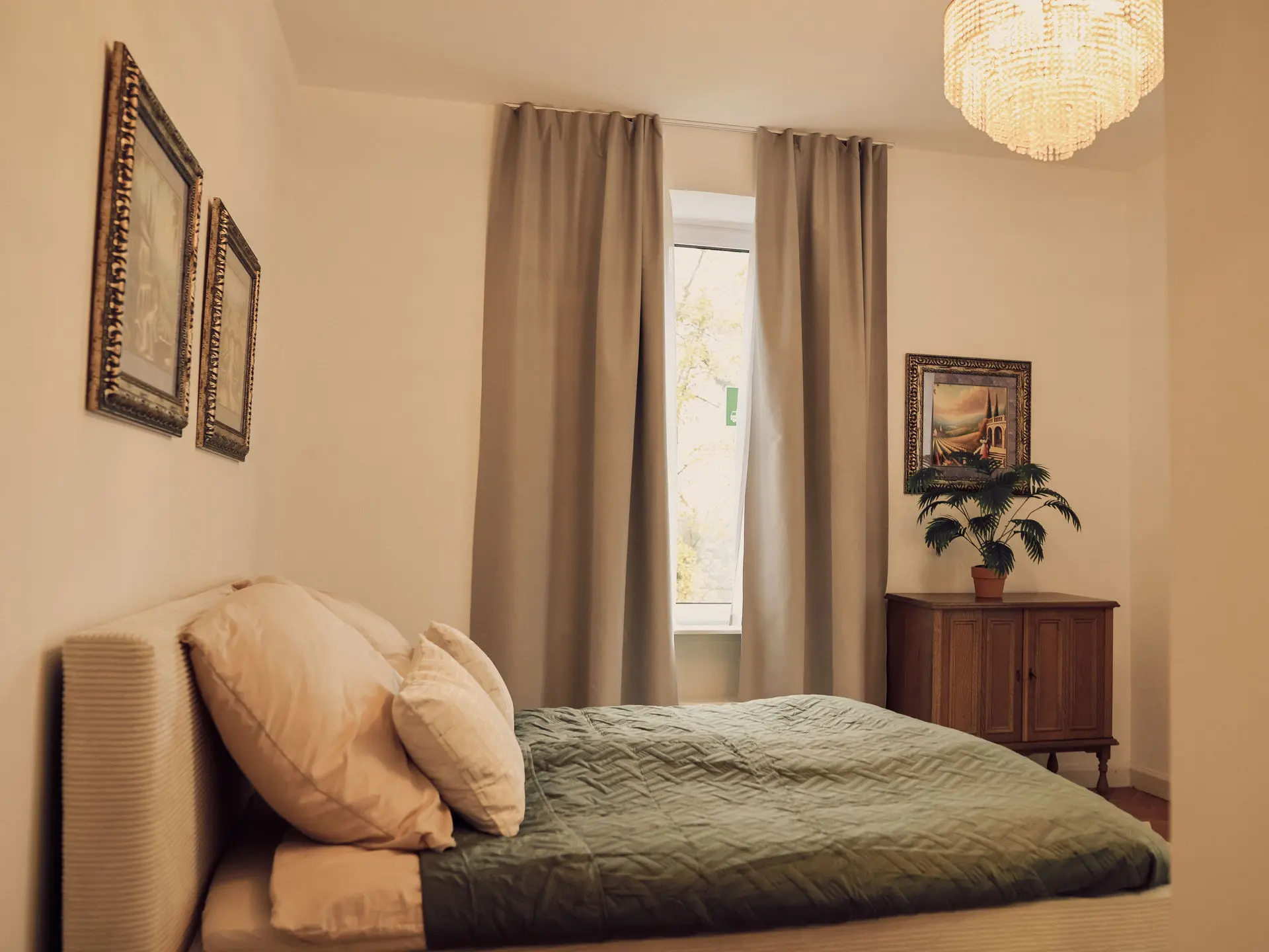 Hochzeitssuite mit Doppelbett und Kronleuchter Villa Renting Eisenberg Pfalz