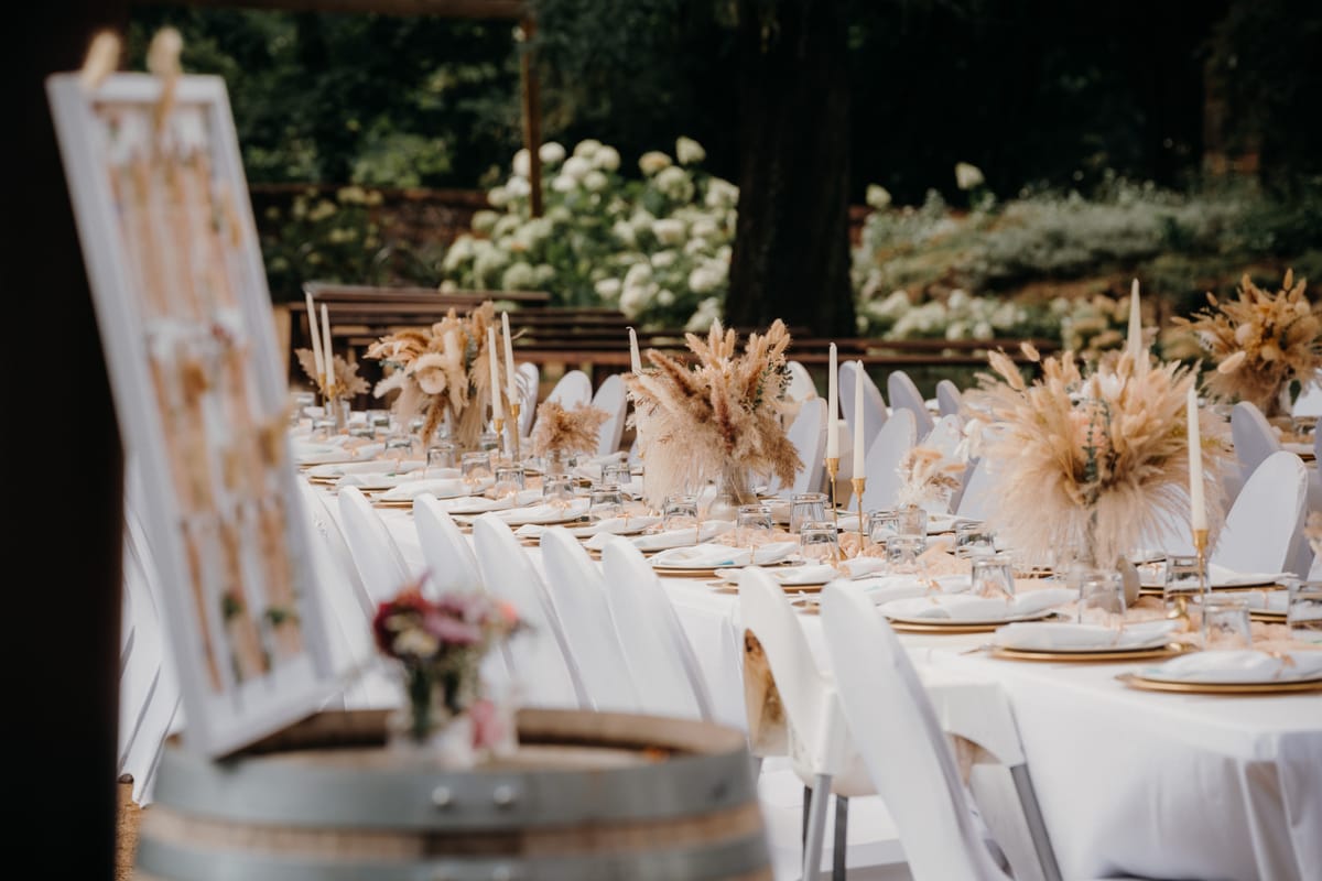 Gedeckte Tafel draußen